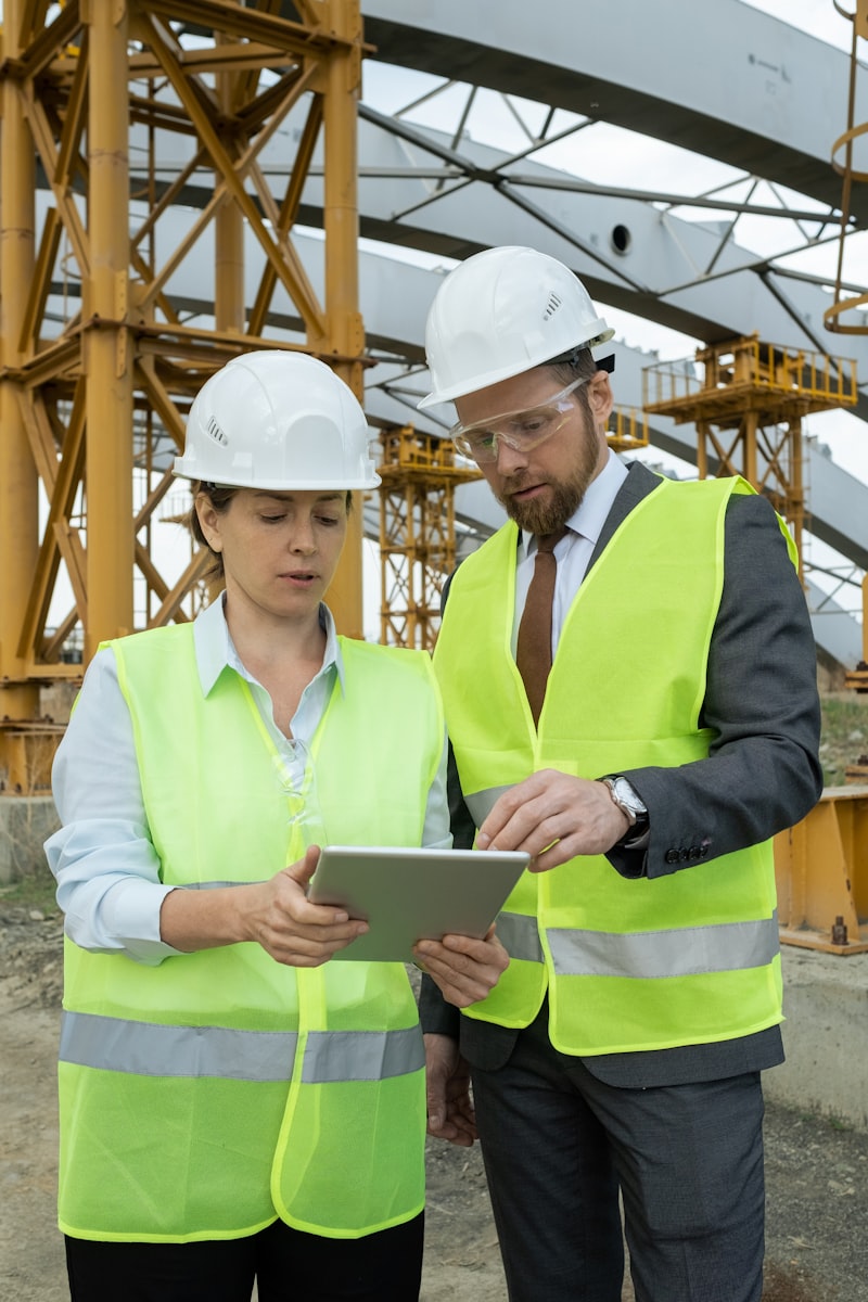 Professionnels du batiment consultant des devis sur tablette