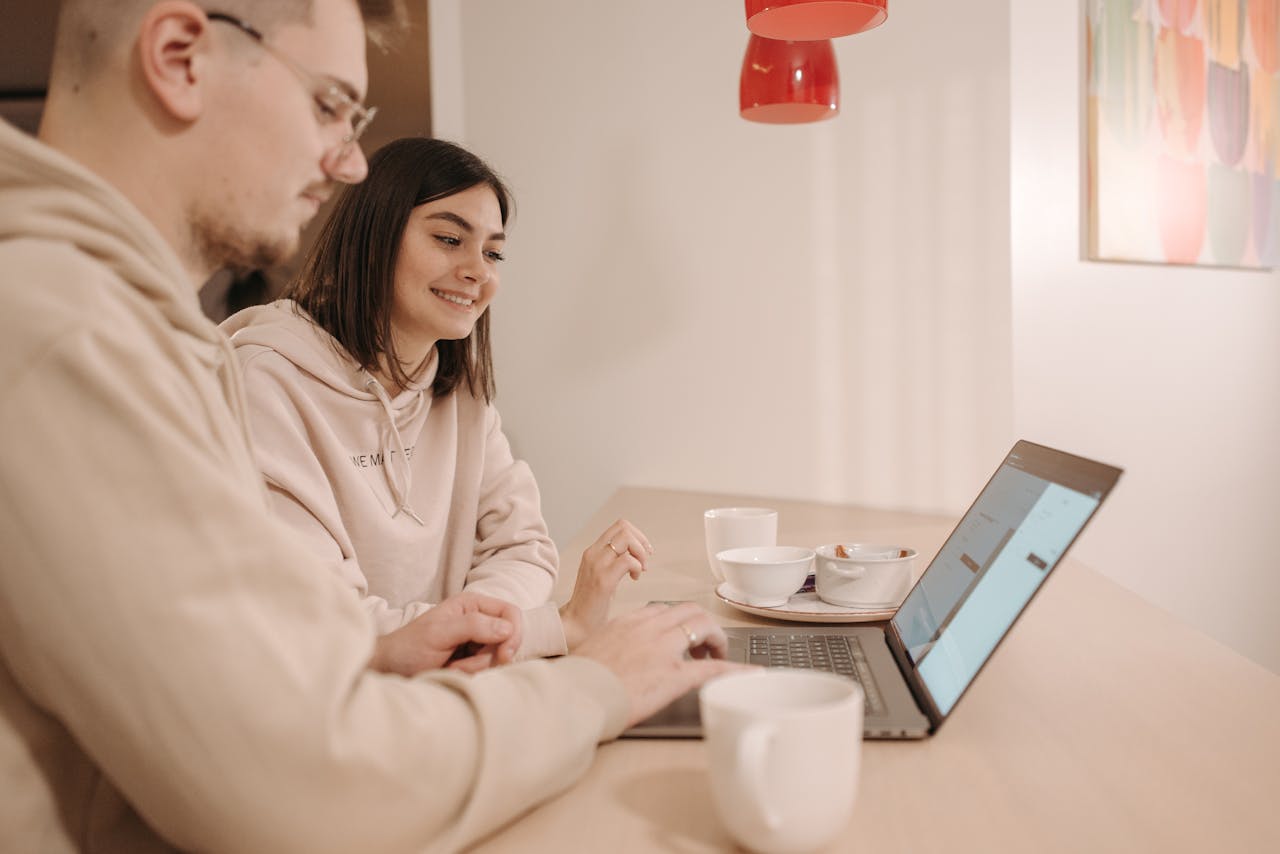 Equipe collaborant sur des documents Google dans Servolution