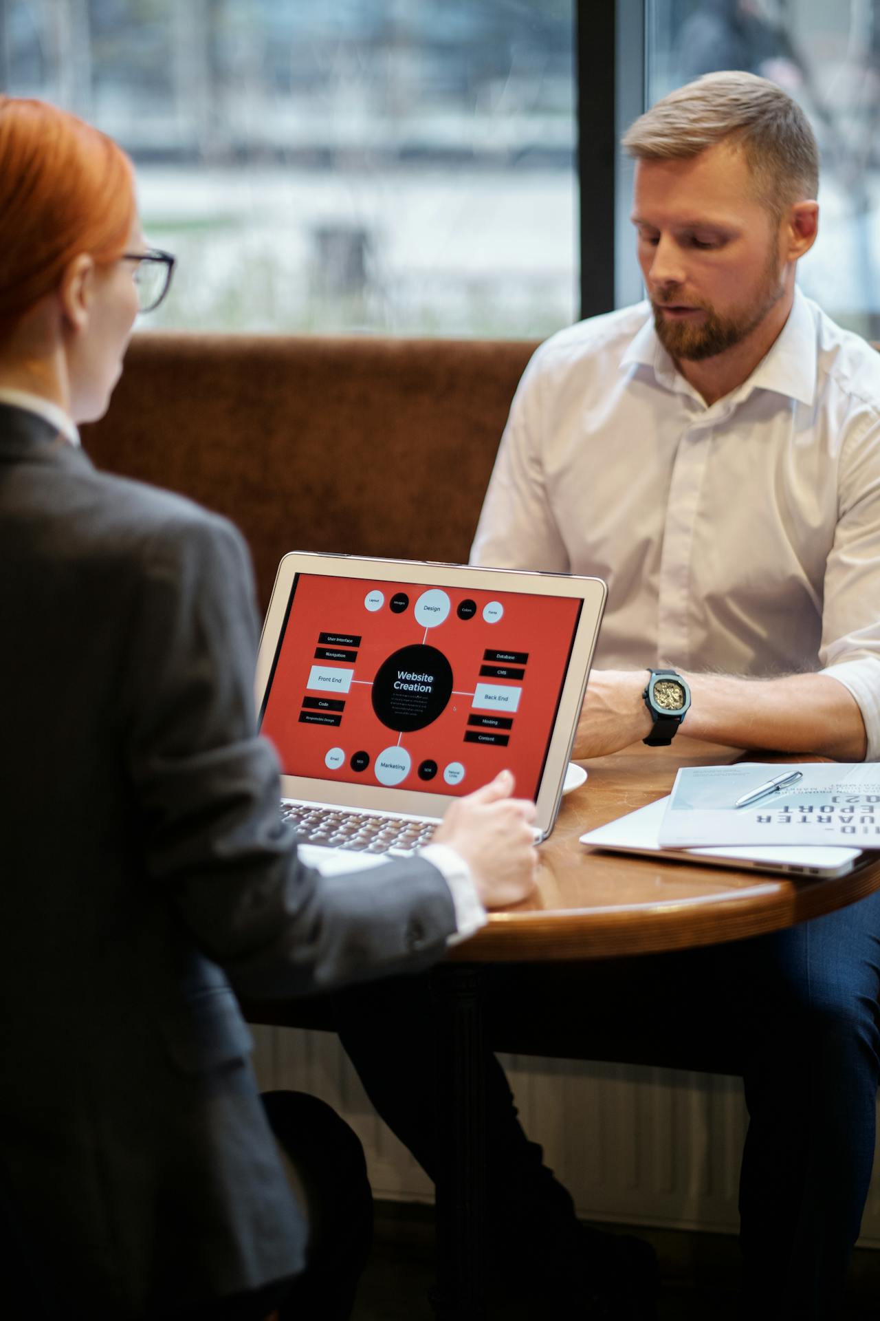 Dirigeants preparant un devis lors d'une reunion